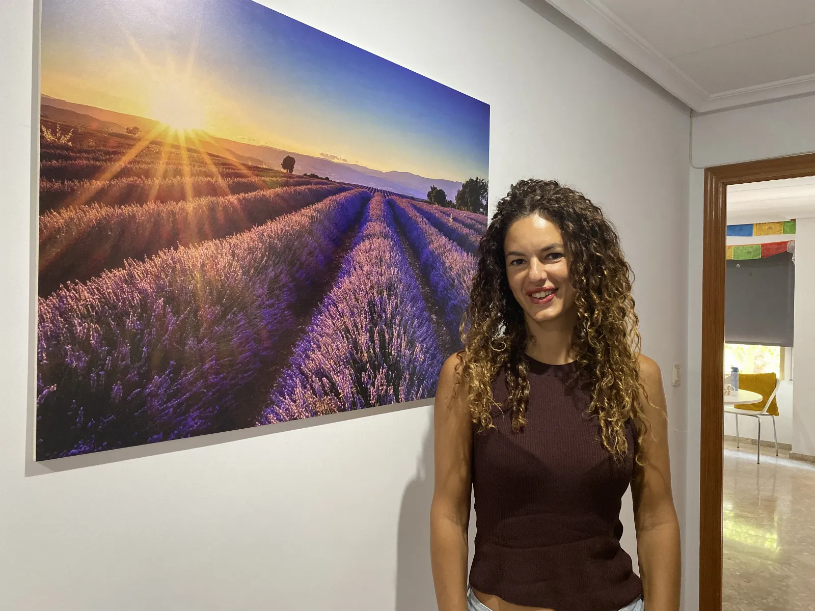Carol Sánchez junto a un cuadro de lavanda